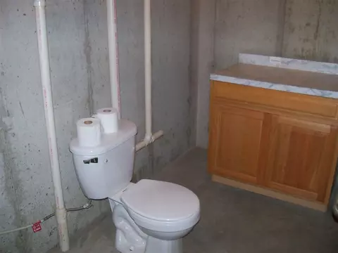 Bath - 1845 Cominsky Ct, Ely, IA 52227 photo 3 of 3