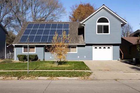 2878 Sterling Dr, Iowa City, IA 52240