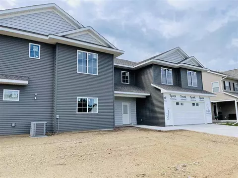 303 Old Oak Ridge Ave, Hills, IA 52235