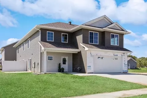 221 Oak Ridge Ave, Hills, IA 52235