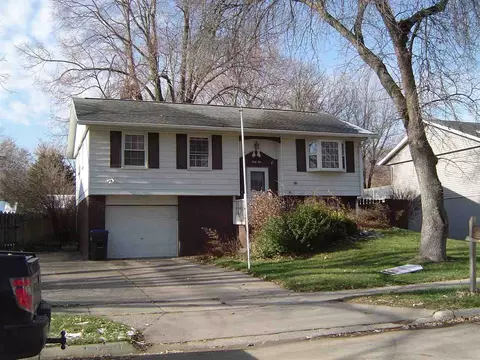 45 Regal Ln, Iowa City, IA 52240