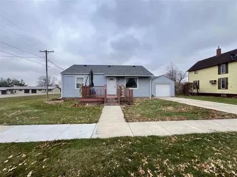 233 N Highland St, North English, IA 52316