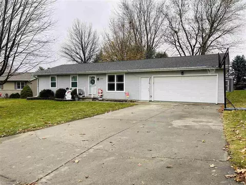 305 Hampton Dr, Williamsburg, IA 52361