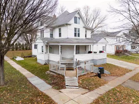 402 Ronalds St, Iowa City, IA 52245