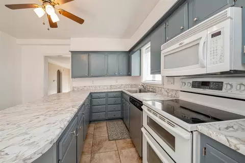 Kitchen - 4512 NW E Ave, Cedarrapids, IA 52405 photo 2 of 4