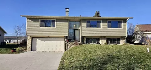 1180 Country Club Dr, Marion, IA 52302