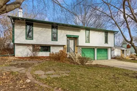 14 Warwick Cir, Iowa City, IA 52240