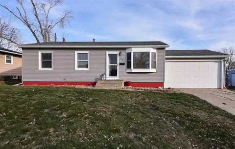143 Westview Dr NW, Cedar Rapids, IA 52405