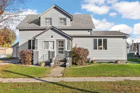 404 E 2nd St, Newhall, IA 52315