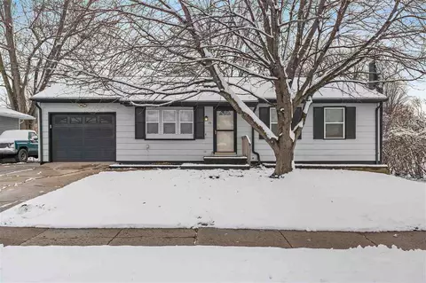 15 E Zeller St, North Liberty, IA 52317