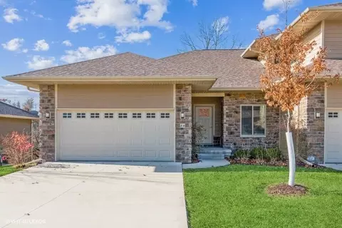 16 Holiday Ridge Ln, Coralville, IA 52241
