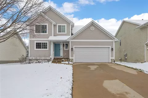 1329 Woolridge Dr, Coralville, IA 52241
