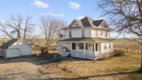 2774 Havre Ln, Washington, IA 52353