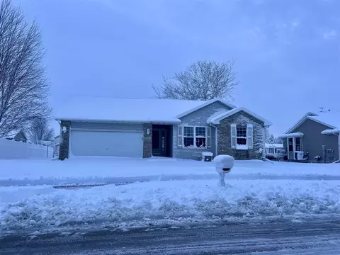 3351 Wintergreen Dr, Iowa City, IA 52240