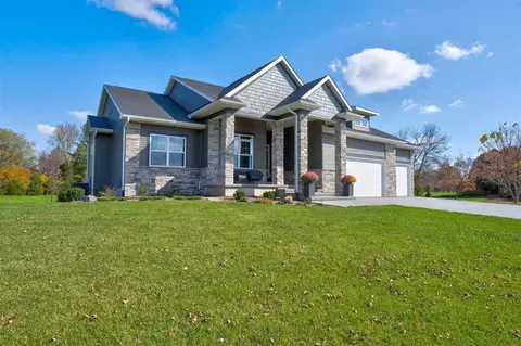 4242 Pleasant Valley Dr, Iowacity, IA 52240