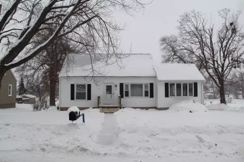 3111 Waveland Dr NW, Cedar Rapids, IA 52405