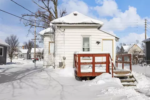Exterior - 1007 E Avenue NW, Cedar Rapids, IA 52405 photo 4 of 6