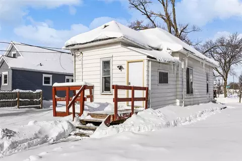 Exterior - 1007 E Avenue NW, Cedar Rapids, IA 52405 photo 5 of 6