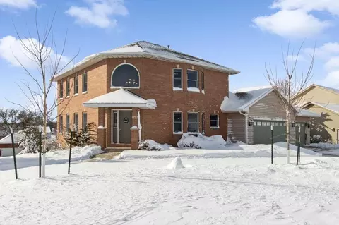 560 Lincolnshire Pl, Coralville, IA 52241