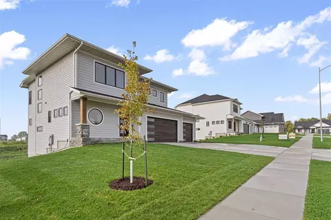 703 Lakeview Ct, Tiffin, IA 52340