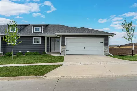 1439 Applewood Dr, Fairfax, IA 52228