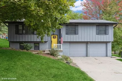 322 Windsor Dr, Iowa City, IA 52245