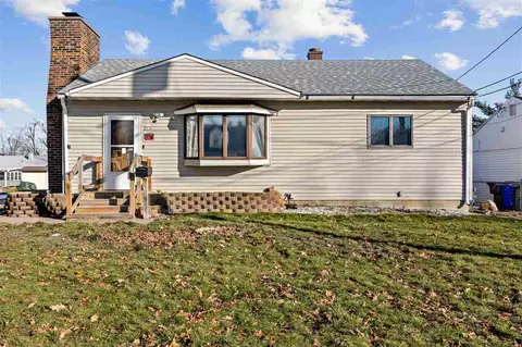 215 NW 21st St NW, Cedar Rapids, IA 52405