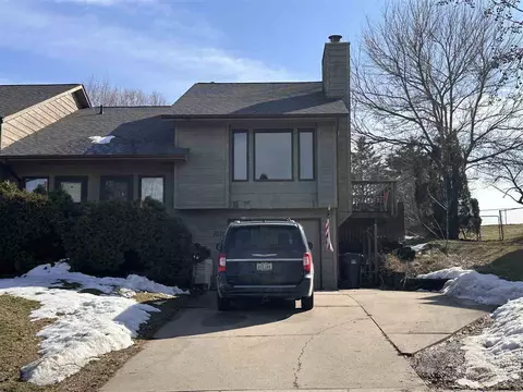 2076 S Ridge Dr, Coralville, IA 52241