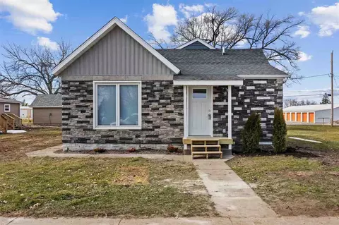 908 4th Ave, Belle Plaine, IA 52208
