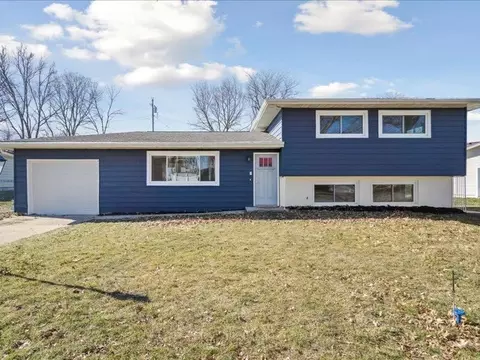 401 Green Acres Dr, Solon, IA 52333