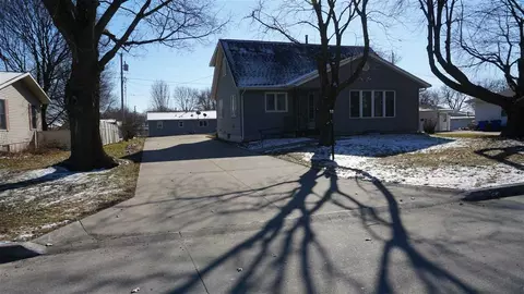 203 E Pioneer Rd, Lone Tree, IA 52755