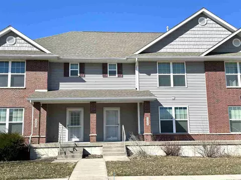 221 Huntington Dr, Iowa City, IA 52245