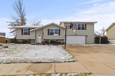 3619 Western Pine Dr NE, Cedar Rapids, IA 52402