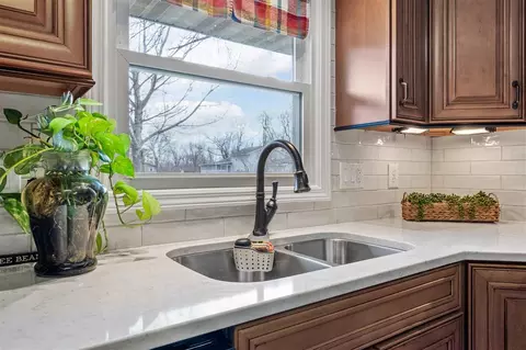 Kitchen - 8803 Spring Green Ct, Cedar Rapids, IA 52411 photo 4 of 8