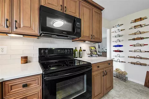 Kitchen - 8803 Spring Green Ct, Cedar Rapids, IA 52411 photo 3 of 8