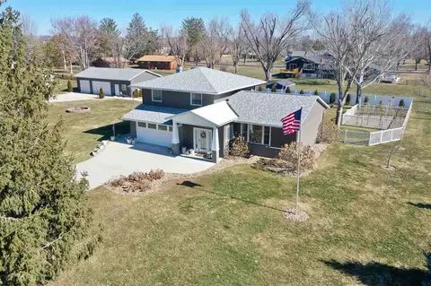 8803 Spring Green Ct, Cedar Rapids, IA 52411