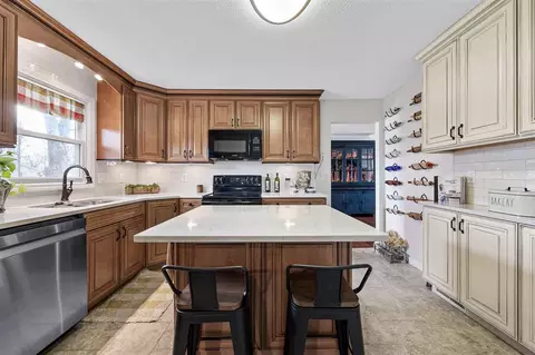 Kitchen - 8803 Spring Green Ct, Cedar Rapids, IA 52411 photo 5 of 8