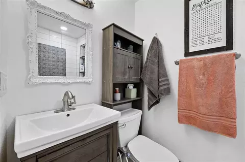 Bath - 8803 Spring Green Ct, Cedar Rapids, IA 52411 photo 2 of 5