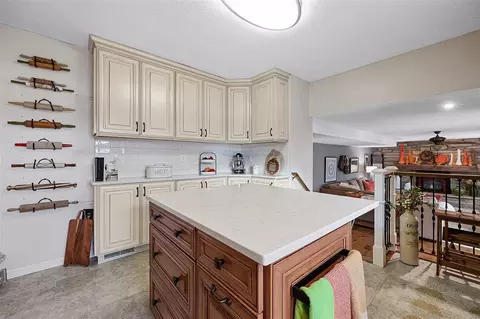 Kitchen - 8803 Spring Green Ct, Cedar Rapids, IA 52411 photo 6 of 8