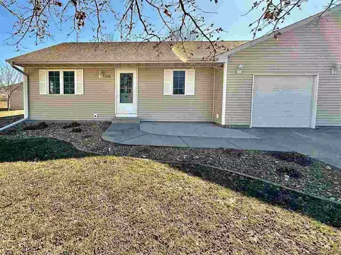 136 Fairlawn Ct, Marengo, IA 52301