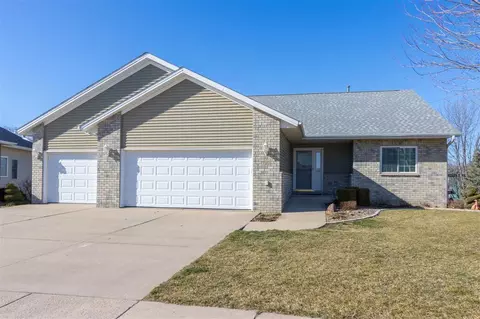 180 Lockmoor Cir, North Liberty, IA 52317
