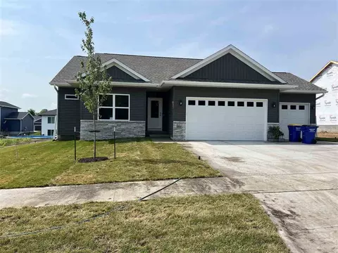 800 Prairie View Dr, West Branch, IA 52358