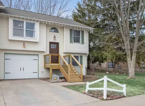 2115 Plaen View Dr, Iowa City, IA 52246
