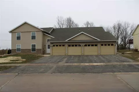 4132 Lexington Dr NE, Cedar Rapids, IA 52402