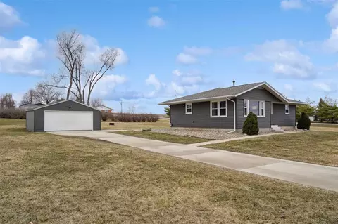 7104 Selzer Rd SW, Fairfax, IA 52228
