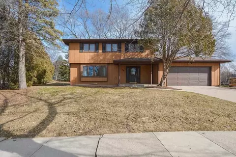 904 Denbigh Dr, Iowa City, IA 52246