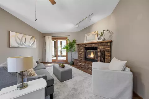 74 Ealing Dr, Iowa City, IA 52246