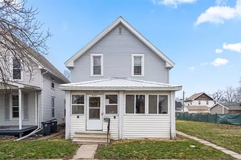527 9th St SW, Cedar Rapids, IA 52404