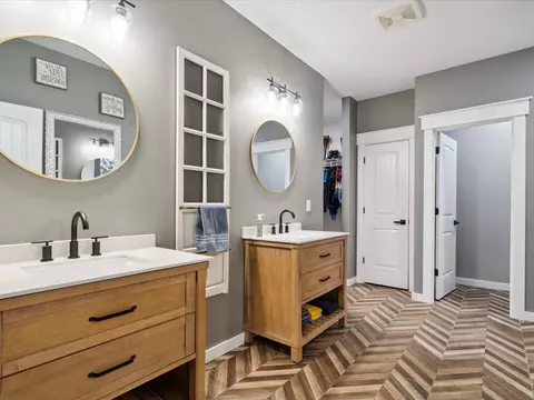 Bath - 3975 Hendricks Ln, Solon, IA 52333 photo 1 of 5