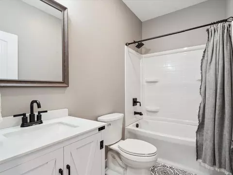 Bath - 3975 Hendricks Ln, Solon, IA 52333 photo 4 of 5